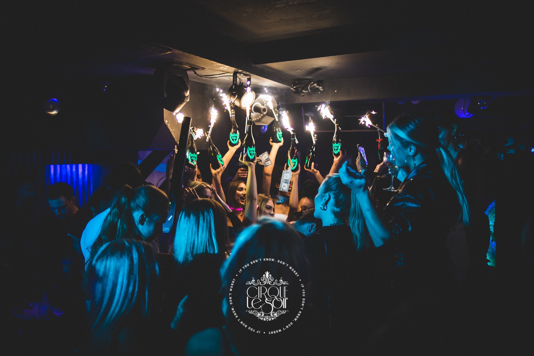 Table Book Cirque le Soir