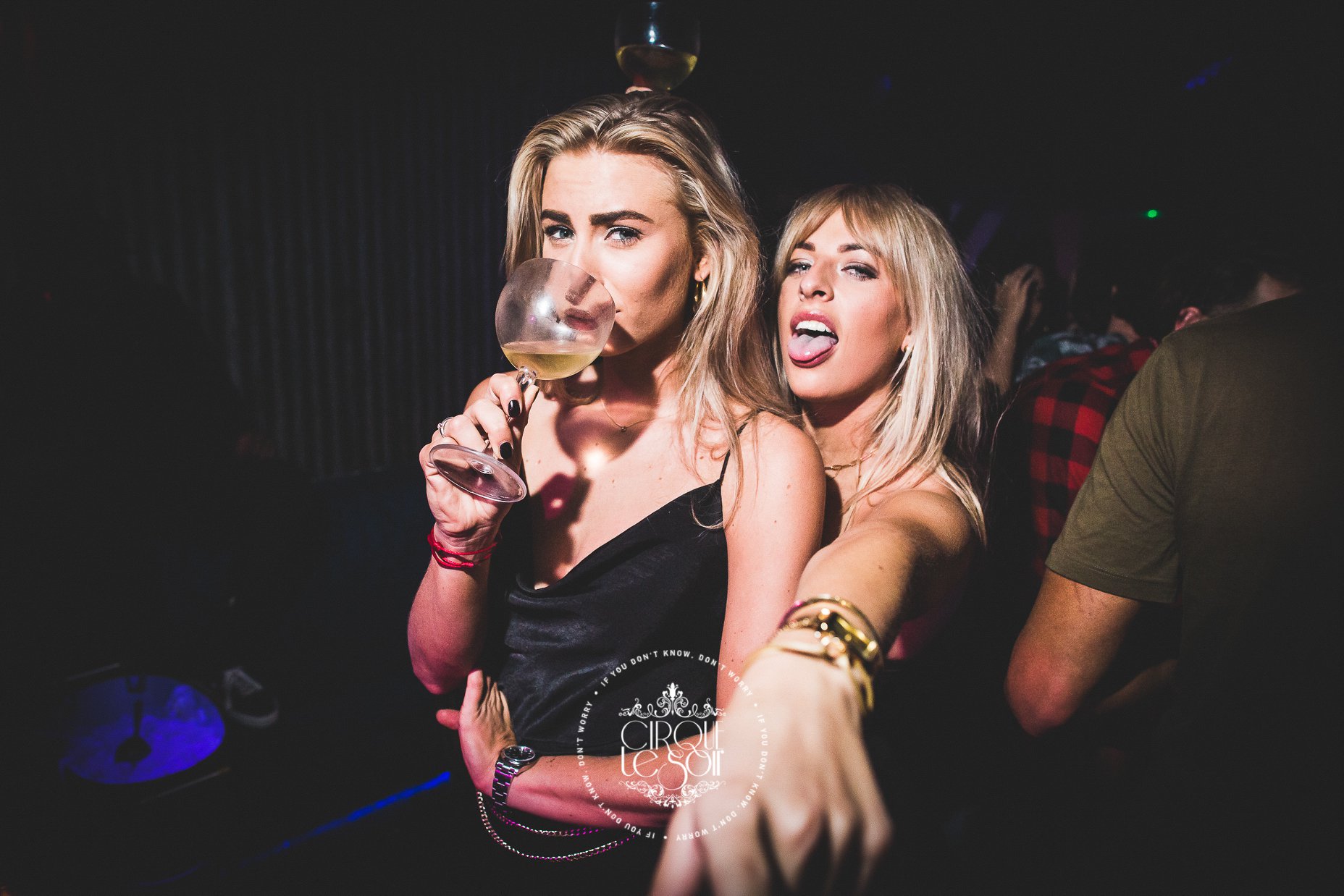 Table Book Cirque le Soir